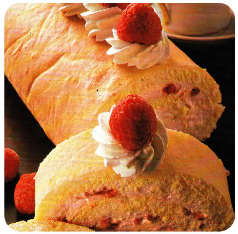 Rolada s malinama i vrhnjem